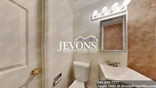 Building Photo - 50% off on the first full month's rent if the move-in occurs by 5/31.