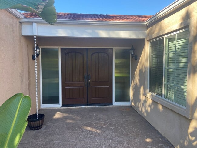 Building Photo - Beautiful, Updated 3 Bed/2 Bath in Highly Desired San Carlos!