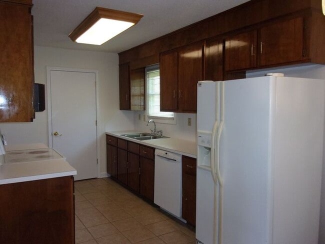 Building Photo - 3 Bedroom 1 Bath Home off Heckle Blvd