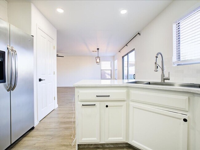 Building Photo - ** WOW $500.00 OFF FIRST FULL MONTHS RENT ...
