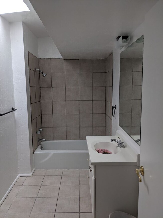 Building Photo - East Side Rental