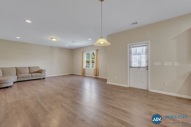 Building Photo - 4-Bedroom Home in Seagrass Station, Bluffton