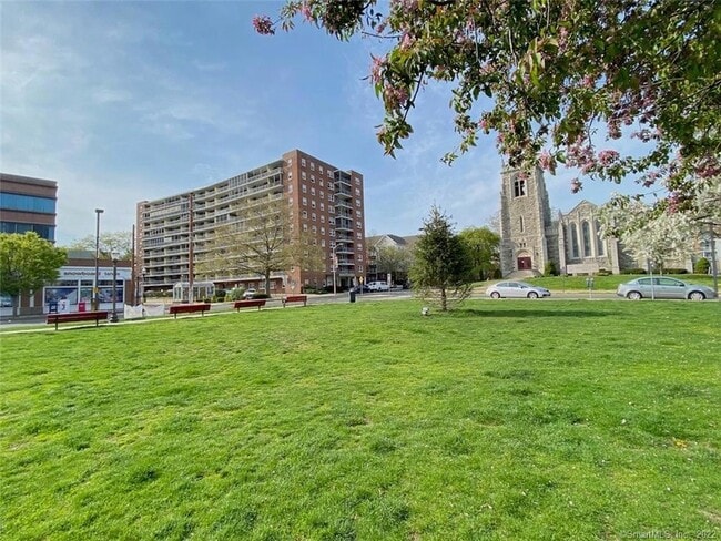 Building Photo - 444 Bedford St