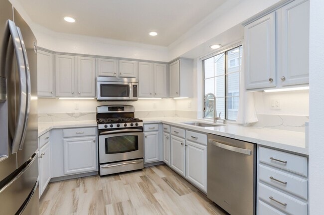 Building Photo - 3 Bed / 2.5 Bath townhome at the Cove in Redwood Shores with garage parking and EV charger. YouTu...