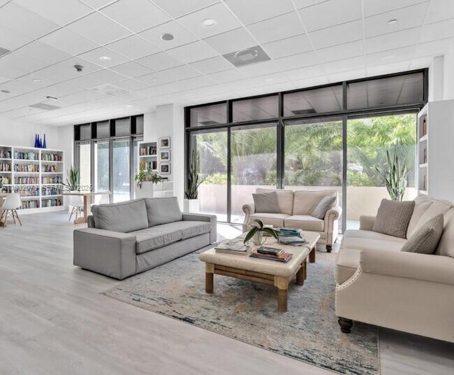 Building Photo - 1450 Brickell Bay Dr