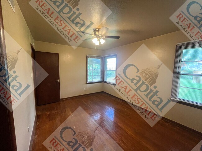 Building Photo - Charming 3 Bedroom