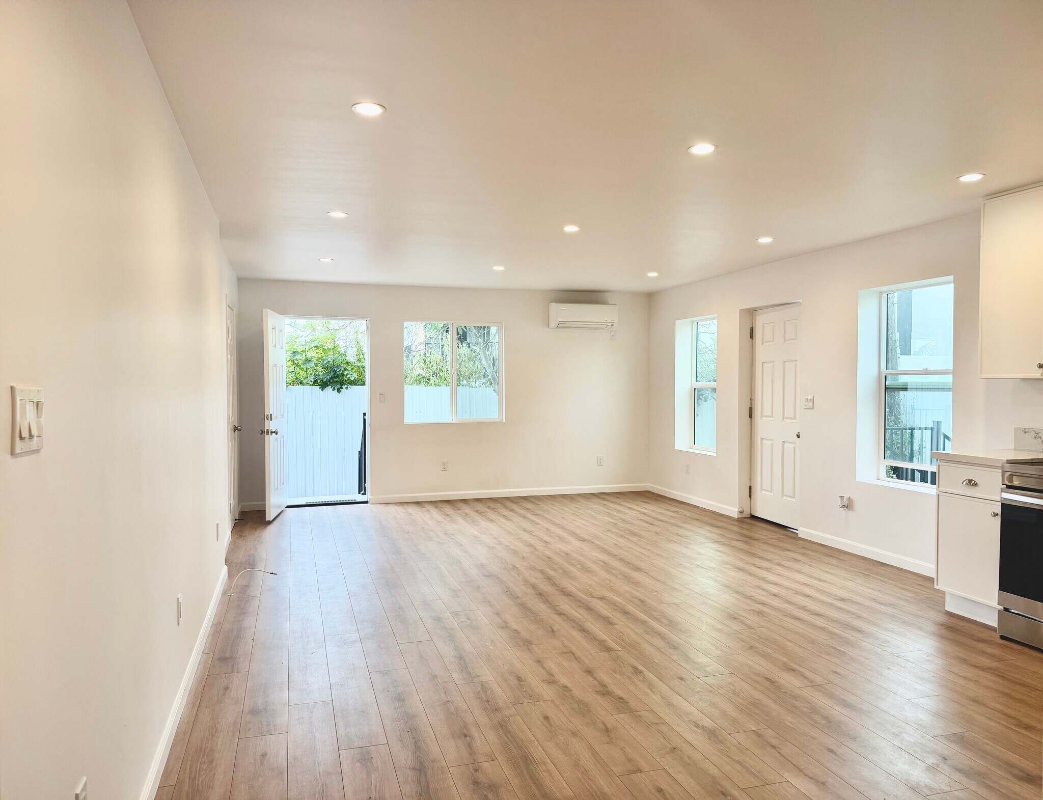 Building Photo - 384 Hargrave St