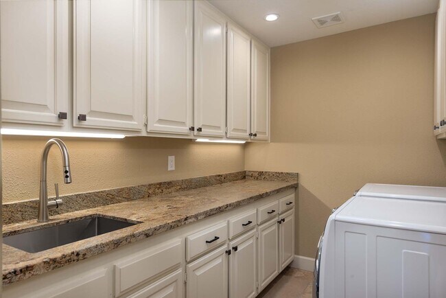 Building Photo - 5 Briarcliff Ct
