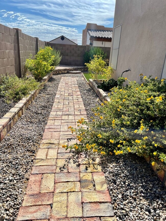 Building Photo - Beautiful Southwestern-Style Home in El Rancho Encantado