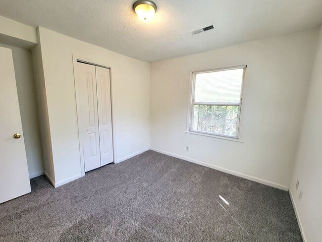 Building Photo - Adorable 2-bedroom ready now!