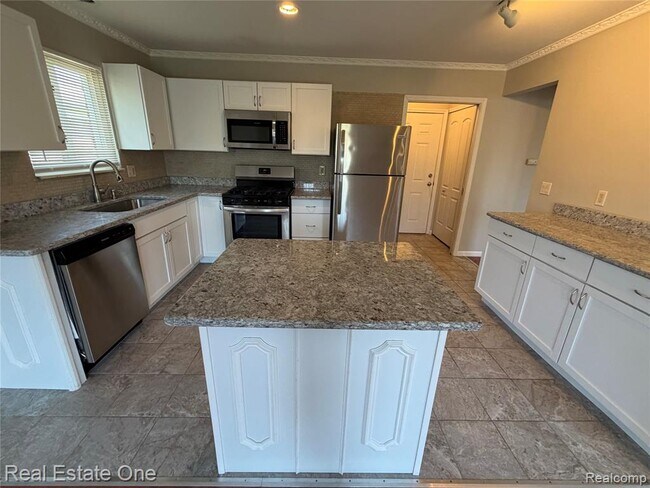 Building Photo - 28813 Armanda Dr