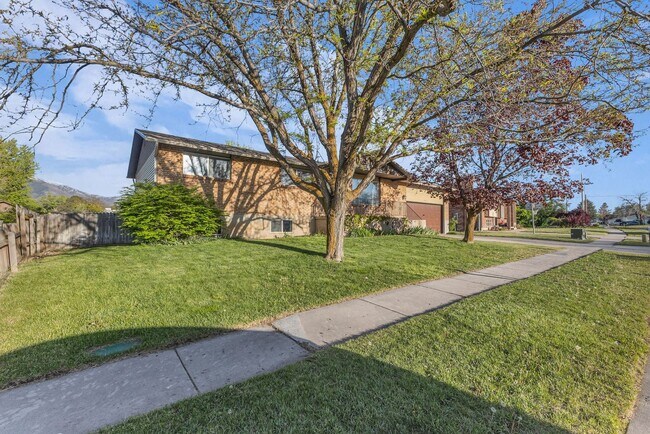 Building Photo - Spacious 5 Bed in Riverdale with Large Yard