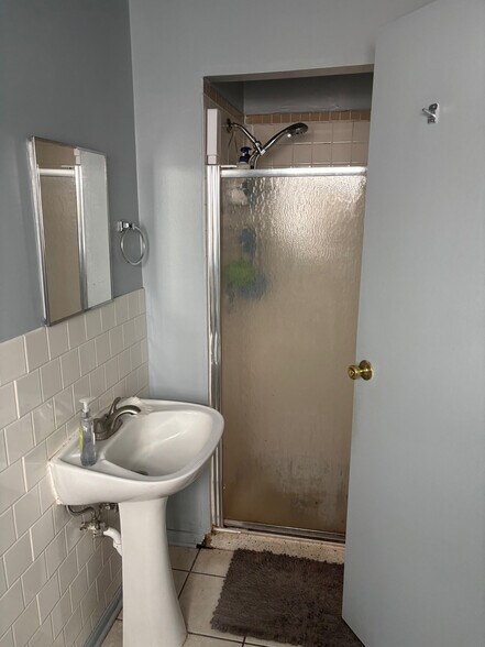 Building Photo - 2525 N Ashland Ave
