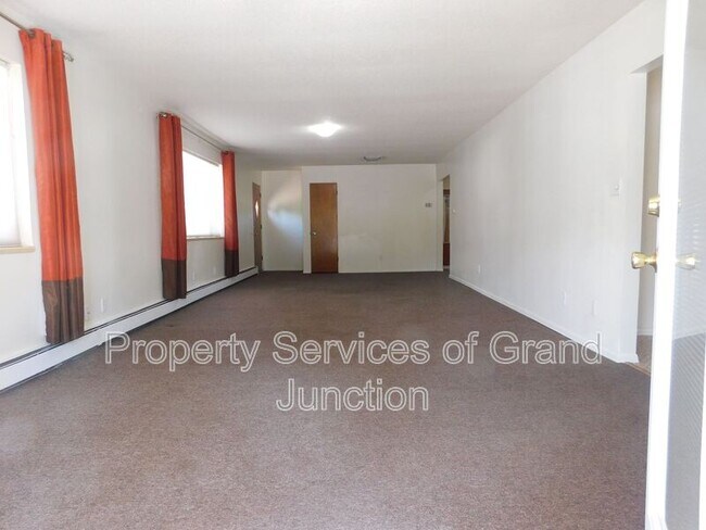 Building Photo - 396 S Camp Rd