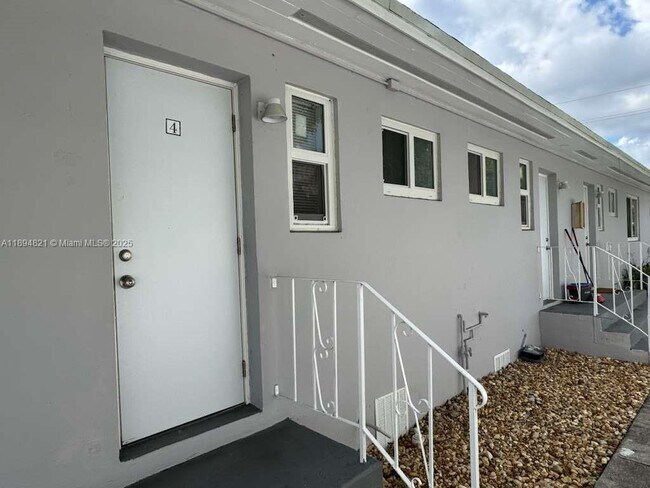 Building Photo - 885 SW 29th Ave