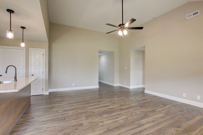 Building Photo - Stunning Like-New Home with Open Floor Pla...