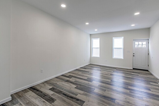 Building Photo - 3 bedroom, 1.5 bath fully renovated townhome in City of Wilmington