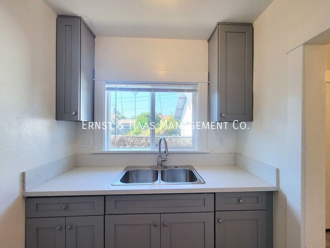 Building Photo - 2068 Linden Ave