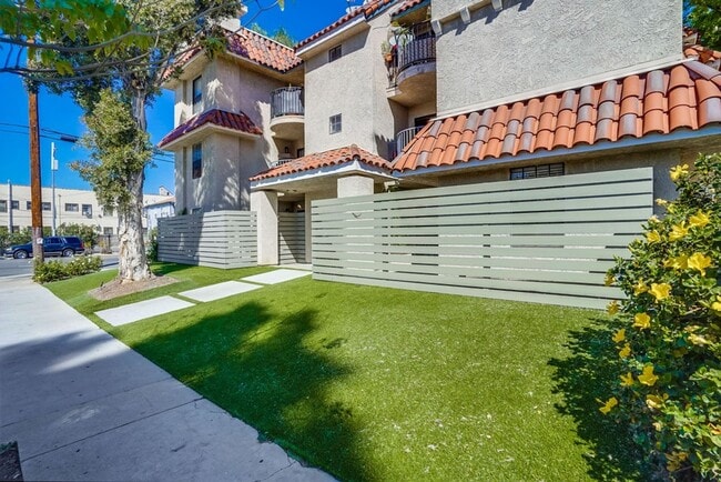 Building Photo - 3BD/2BA Apartment with Laundry In-Unit, Appliances, Tandem Parking & More | 1MO. Free OAC