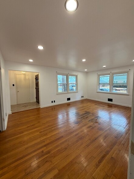 Building Photo - 161 Blades St