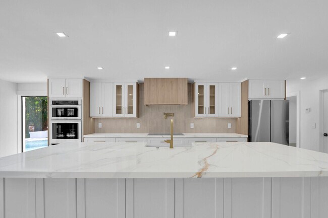 Building Photo - 391 W Riverside Dr