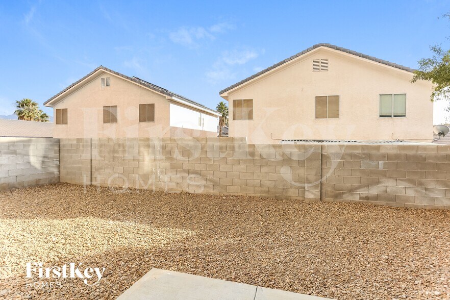 Building Photo - 7404 Fencerow St