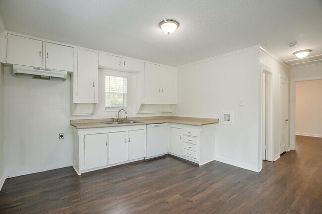 Building Photo - Amazing Remodeled 2 Bed, 1 Bath Ready tor ...