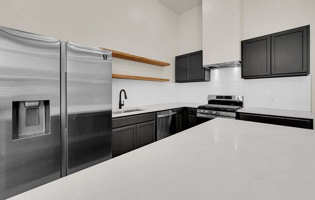 Building Photo - Beautiful 3 bedroom / 3 bath house available now!