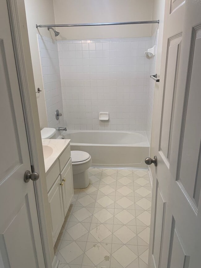 Building Photo - Walden Golf Course - Crofton Townhome - Av...