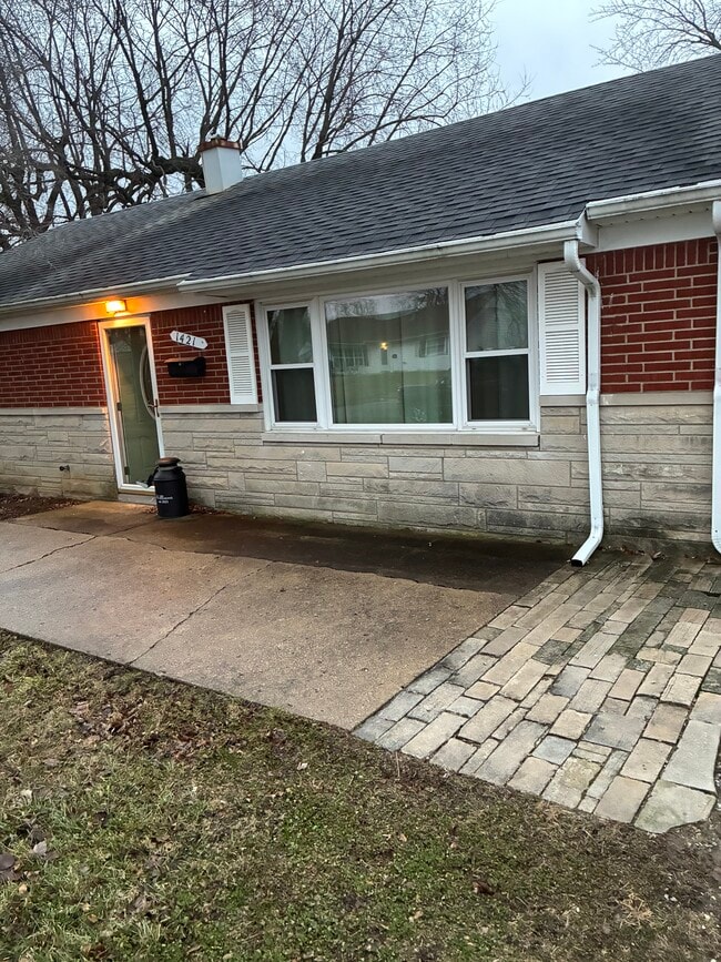 Building Photo - 1421 W Tate St