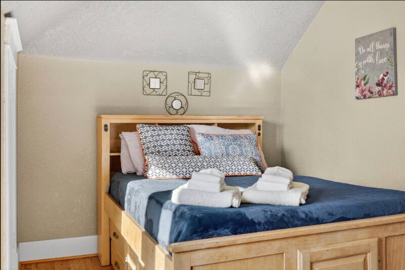 Building Photo - 1821 6th Ave