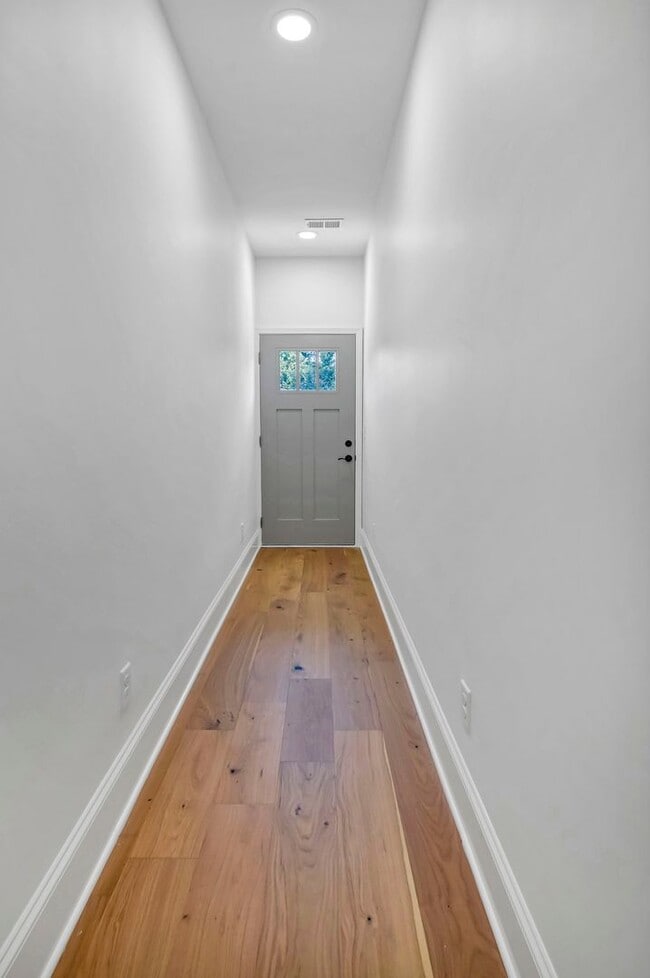 Building Photo - Pre-Leasing for the 26-27 School Year! - N...