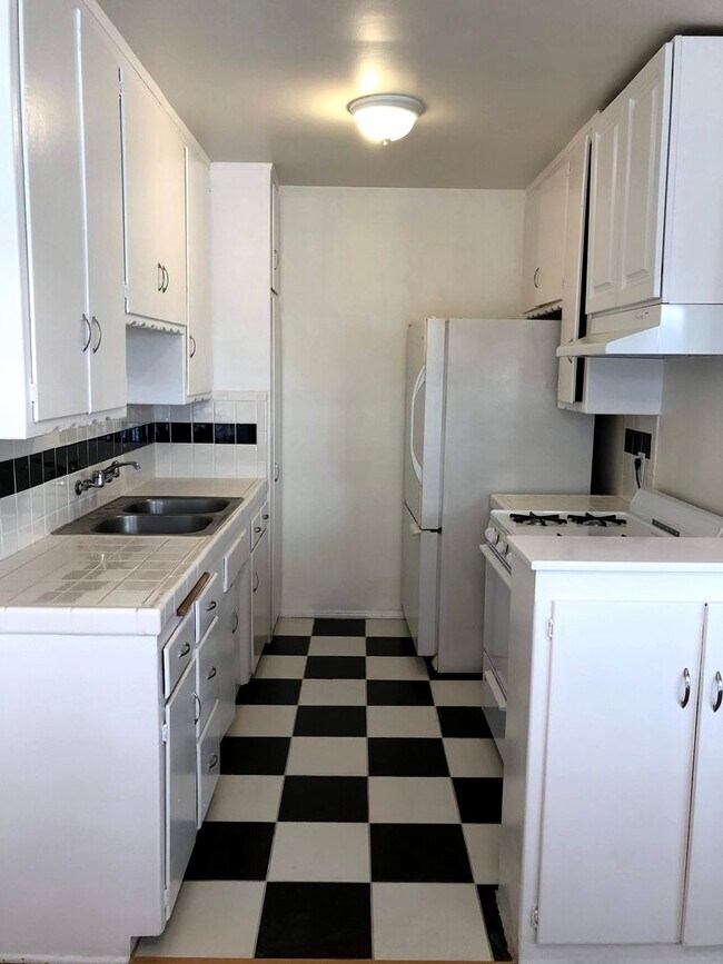 Building Photo - 1 Bed + 1 Bath Second Floor Unit!