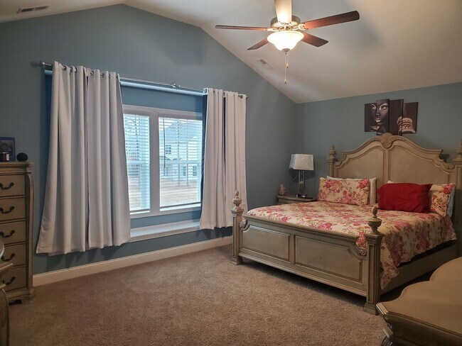 Building Photo - 4 bd/ 2.5 ba located MINUTES from Fort Bragg! Quiet Neighborhood!