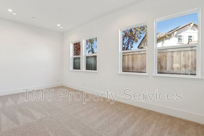 Building Photo - 1007 Bridger Dr