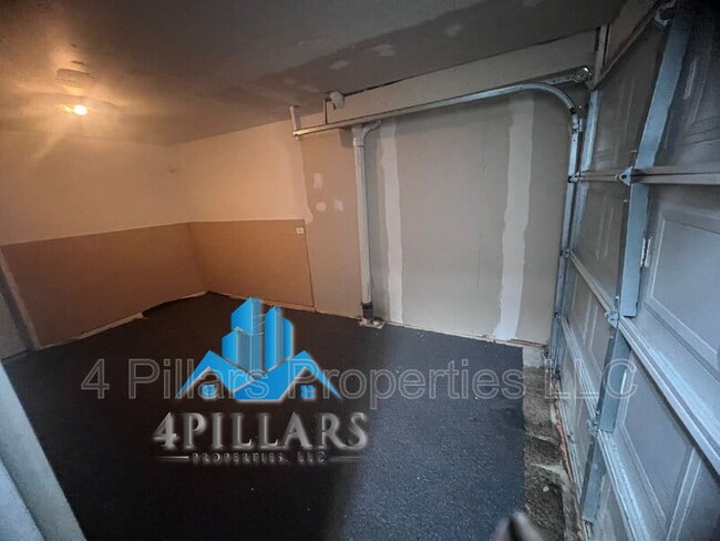 Building Photo - 403 Kenwood St