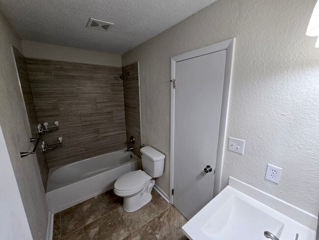 Building Photo - Charming 3BD/3BA Home with Modern Upgrades