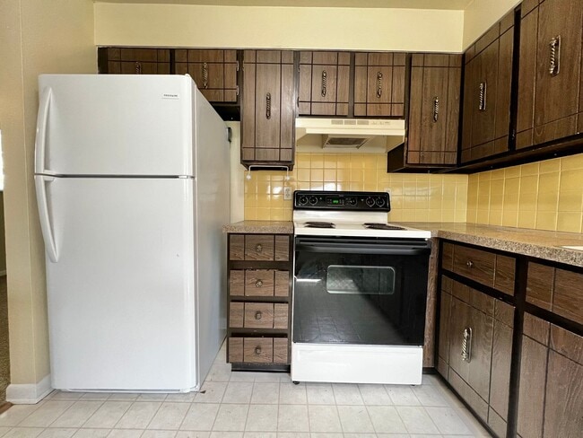 Building Photo - **Charming 2-Bedroom Downstairs Unit in Pr...