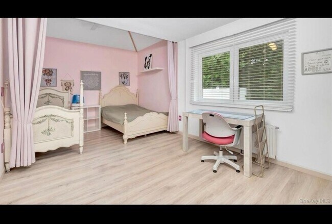 Building Photo - 143 Hallock St