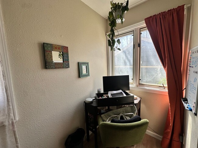 Building Photo - Exquisite 2 Bedroom 2 Bath Excellent Locat...