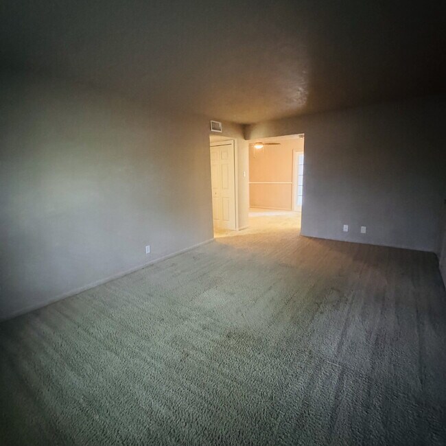Building Photo - Welcome to your new 2 Bedroom Townhome located at Maison Helena Townhomes.