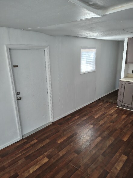 Building Photo - 210 SE Camelot Loop