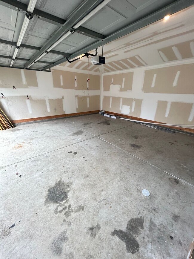 Building Photo - 4 bedroom/2.5 bathroom in Savannah, GA