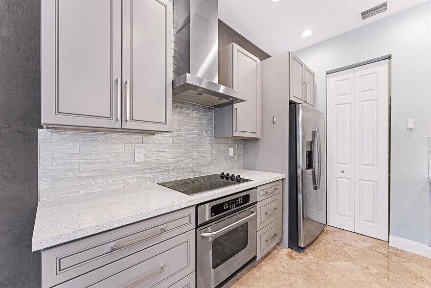 Building Photo - 6884 Julia Gardens Dr
