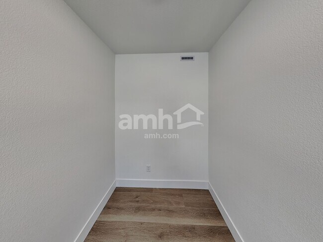 Building Photo - 9543 Harkes Dr
