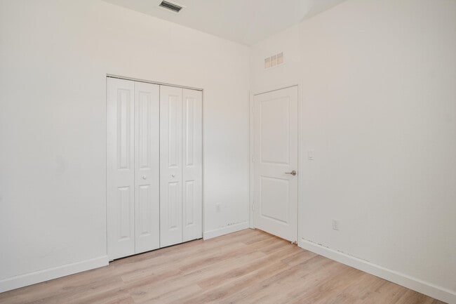 Building Photo - 852 SE grovebush Ln