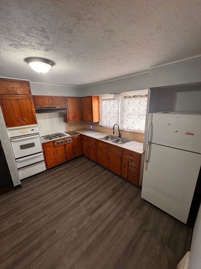 Building Photo - 2 Bedroom with Garage PENDING
