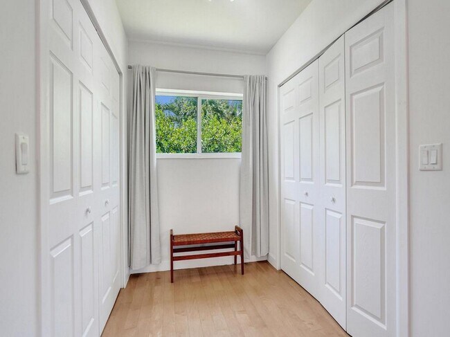 Building Photo - 5 Gatehouse Rd
