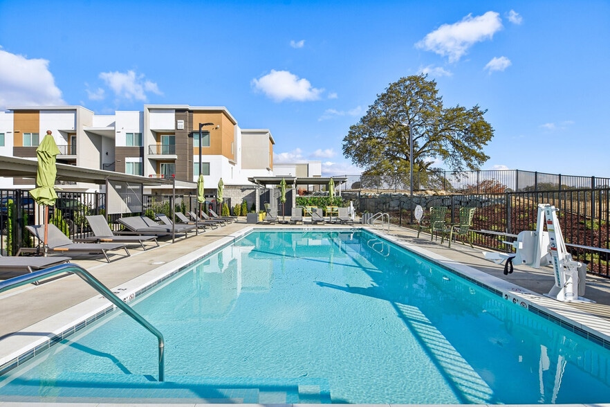 Primary Photo - Verdell Pointe