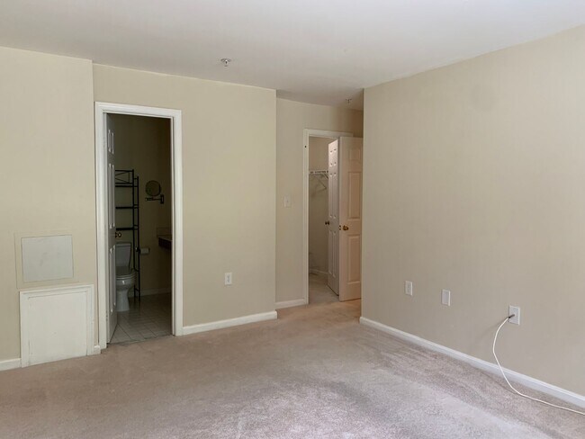 Building Photo - Spacious and Private Condo in The Oaks at ...